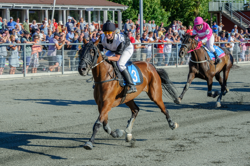 On Track Ljuva med Josefine K Hansen 3 Juli 2018 Fotograf Torben Ager Travfoto Bornholm TKA 1702