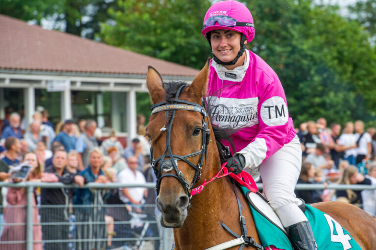 M T Luckyyouandme med Terese M ller Bornholms Brand Park 23 Juli 2019 Fotograf Torben Ager Travfoto Bornholm TKA 9376