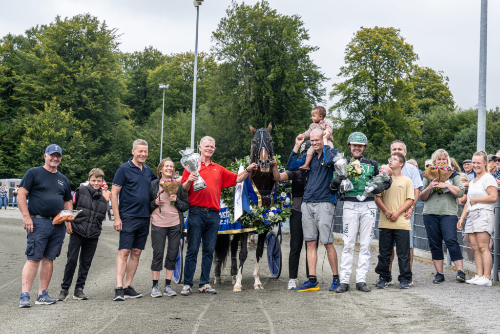 Zaffiro Jet med Nicklas Korfitsen Bornholms Brand Park 20 august 2023 Fotograf Torben Ager Travfoto Bornholm TKA 5573 scaled 1