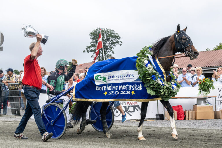 Zaffiro Jet med Nicklas Korfitsen Bornholms Brand Park 20 august 2023 Fotograf Torben Ager Travfoto Bornholm TKA 5600 scaled 1