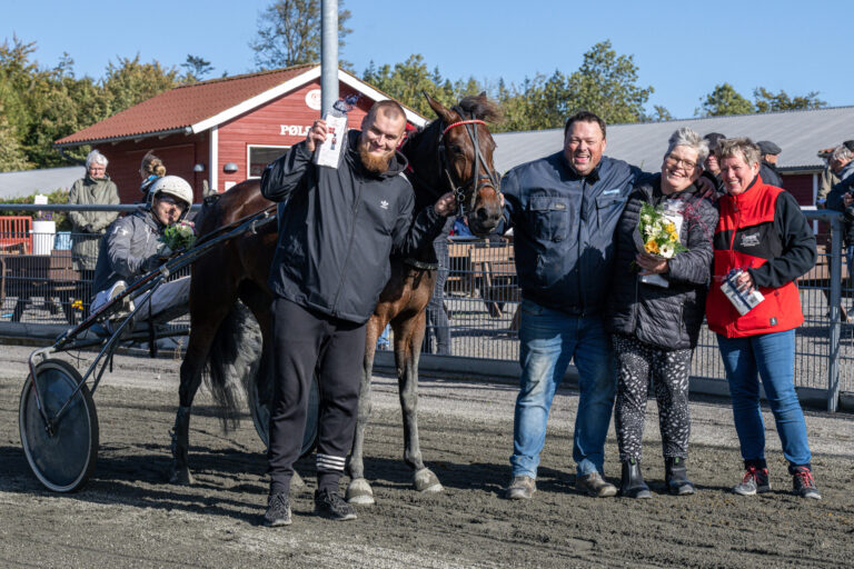 Faith G K med Johnny Jessen Bornholms Brand Park 14 oktober 2023 Fotograf Torben Ager Travfoto Bornholm TKA 1258 scaled 1