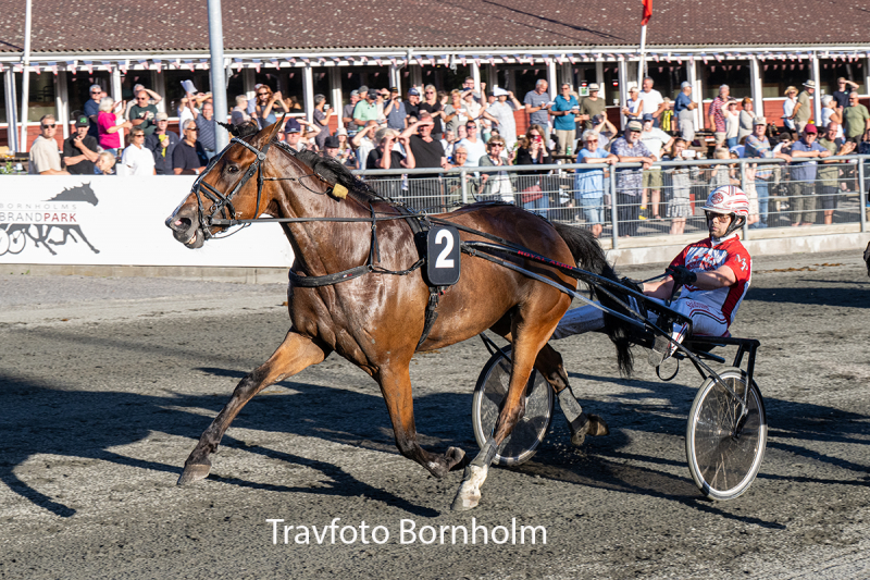 Hejdi Hovmand med Mads Petersen 30 juni 2026 Fotograf Torben Ager Travfoto Bornholm TKA 7573